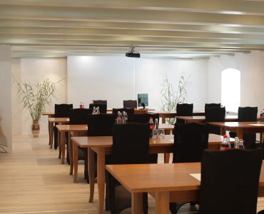 sala konferencyjna ustawienie szkolne